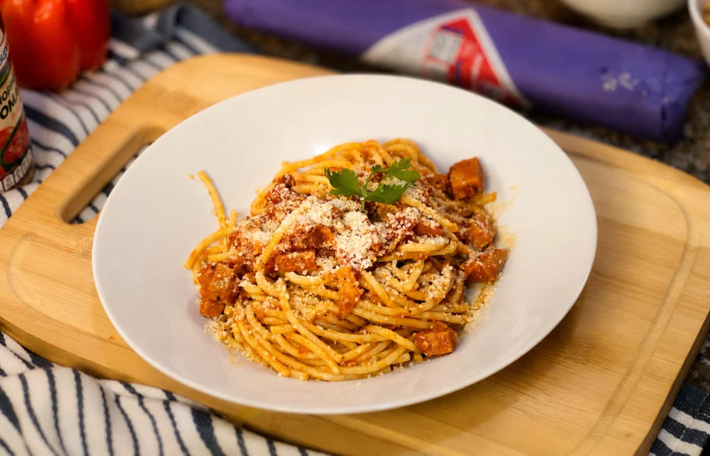 Macarrones con Jamonilla La Suprema en salsa de tomate con queso parmesano